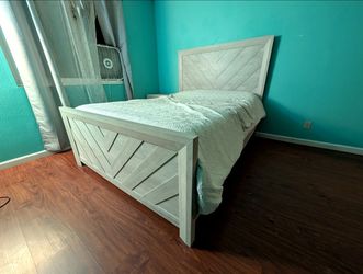 Queen Bedroom Set – Queen Bed Frame, Mattress & Matching Nightstand – Excellent Condition