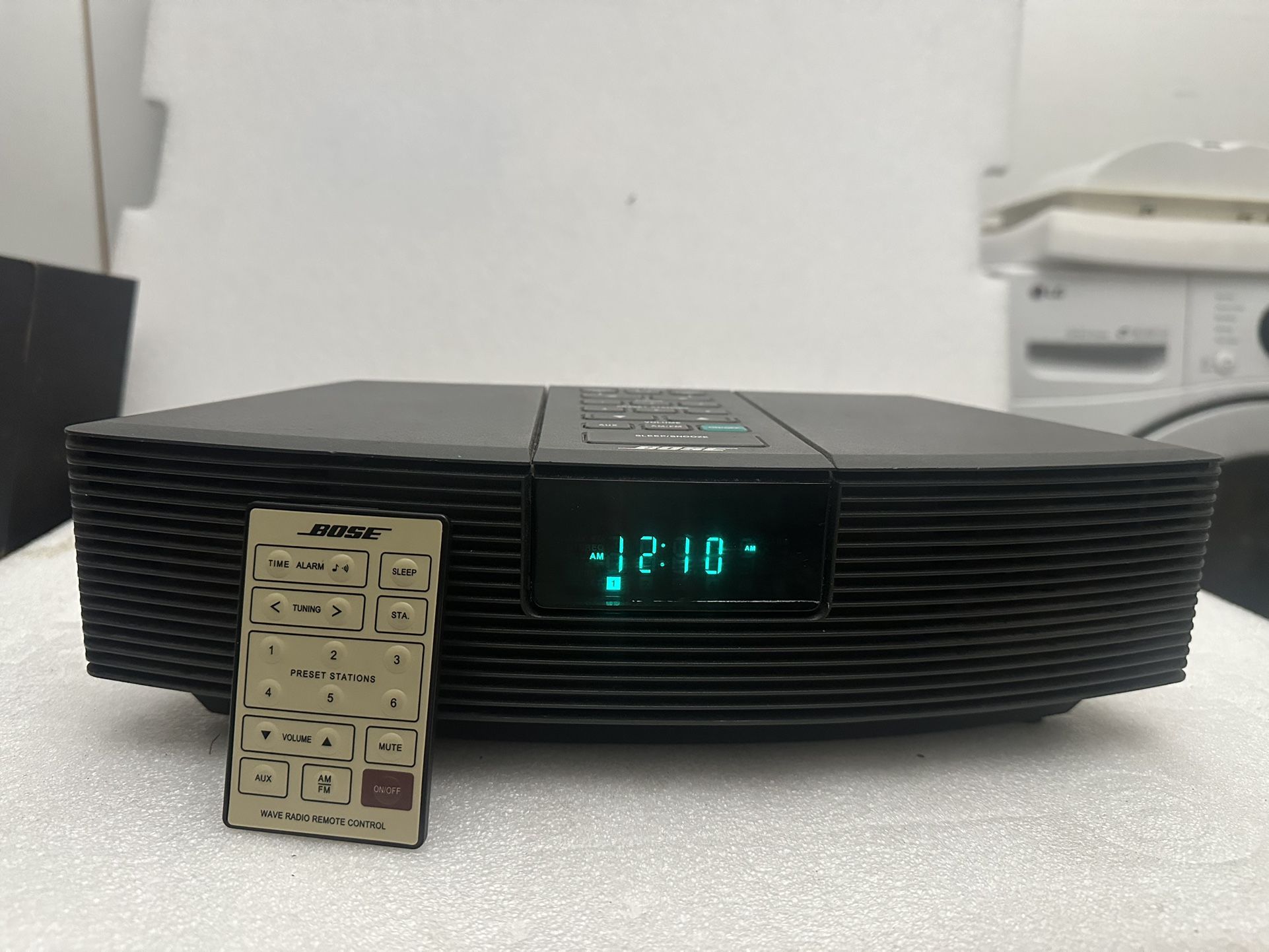 BOSE WAVE RADIO AM/FM RADIO/ ALARM/AUX INPUT W REMOTE