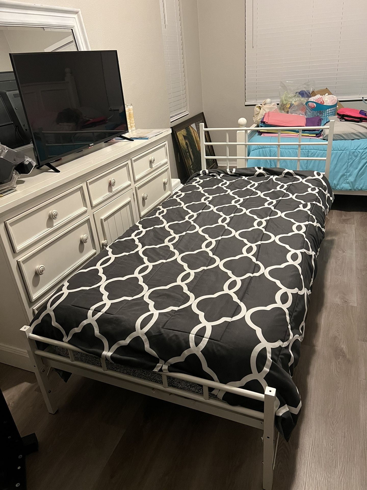 Twin Xl bed with mattress