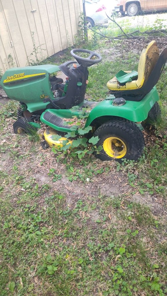 John Deere Tractor LT160