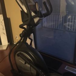 Sole Fitness E25 Elliptical Machine