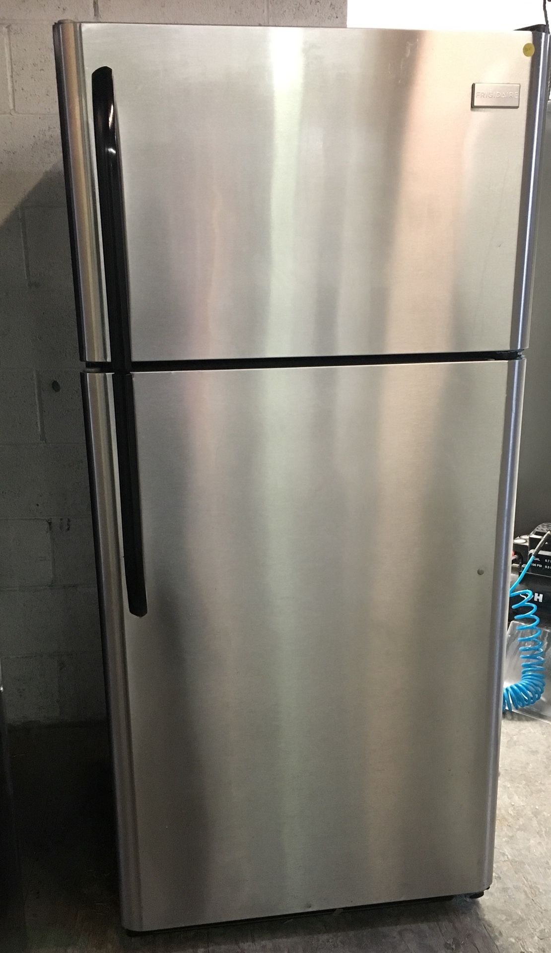 STAINLESS STEEL TOP FREEZER >FRIGIDAIRE>REFRIGERATOR APT SIZE DELIVERY SAME DAY👉🏻🚛🚛