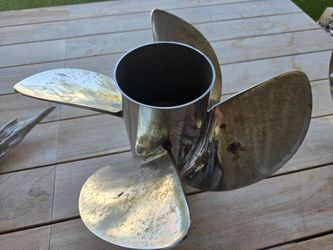 Mercury Revolution 4 - rev 4 prop