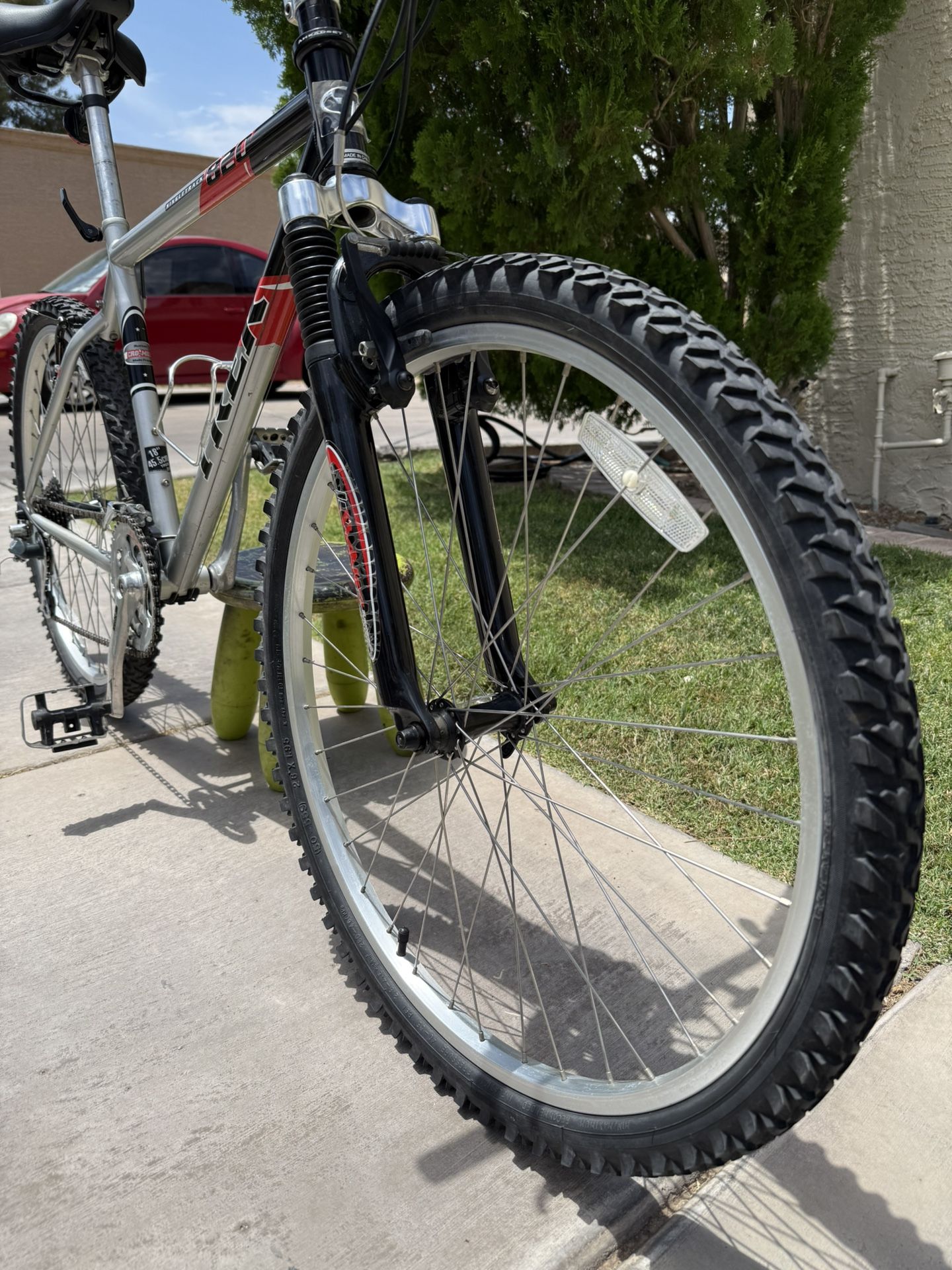 TREK 820 Singletrack 21 Speed Suspension Mountain Bike