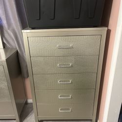 🎁BEAUTIFUL ASHLEY BRAND GRAY/SILVER COLOR BEDROOM SET:  DRESSER/6 DRAWER, MIRROR, TALL CHEST, NIGHTSTAND🎁