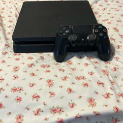 PS4 Slim 500 GB With Dual Shock Controller, Controller Charging Stand, And Call Of Duty Infinite Warfare Disc