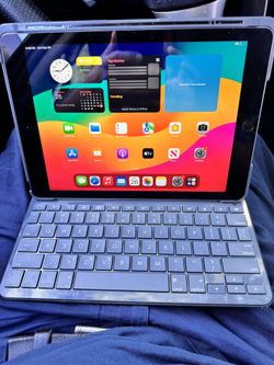 iPad 6th Gen 128 GBs Unlocked With Keyboard