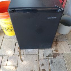 BLACK & DECKER MINI FRIDGE