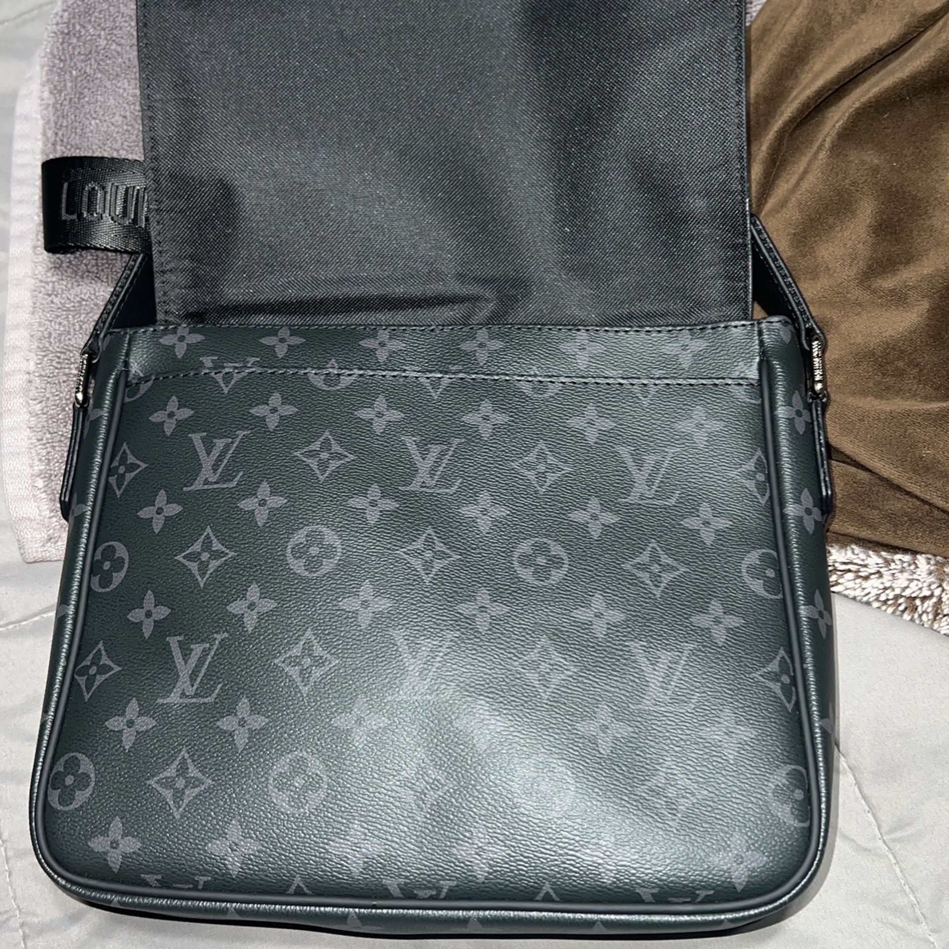 Louis Vuitton On My Side MM Bags 6 1 for Sale in Alhambra, CA - OfferUp