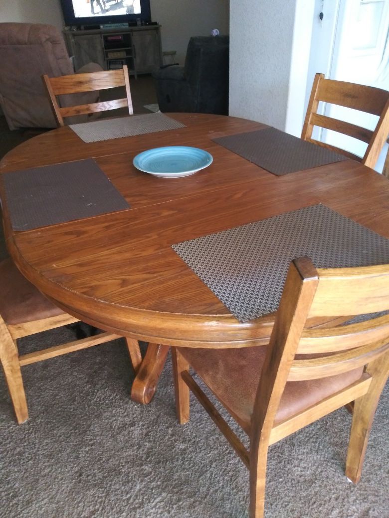 Beautiful and in great condintion dinning room table and matching hutch