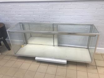 Show room case 70  x 20 x 26