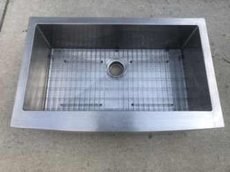 Kraus 32-7/8” Stainless Steel Apron Front Undermount Kitchen Sink