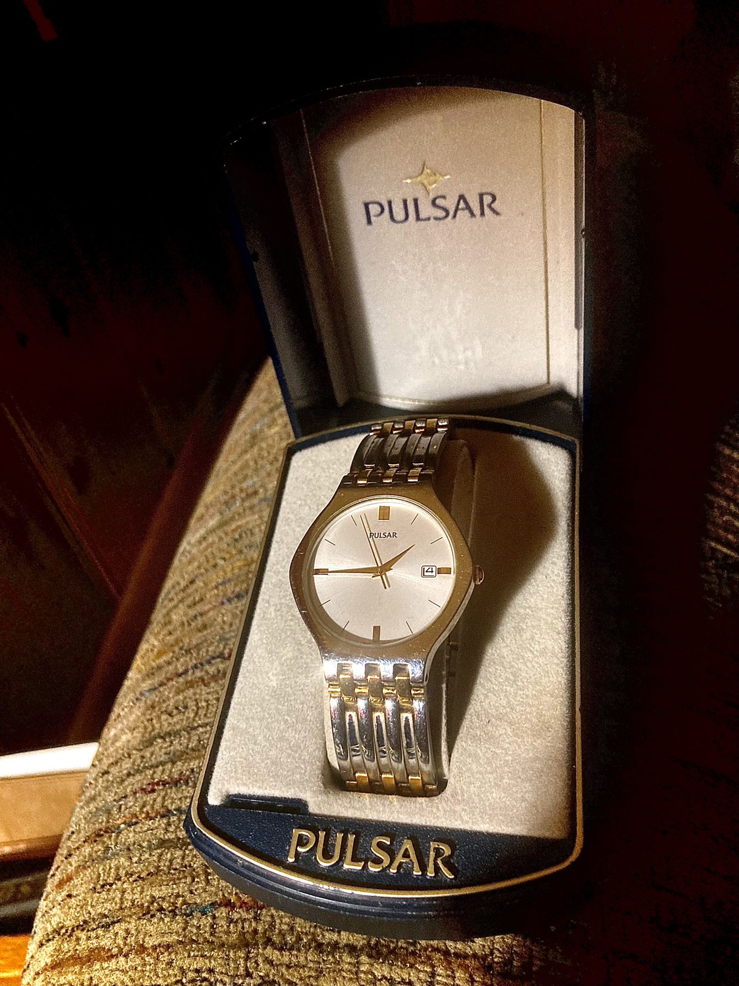 Vintage Pulsar quartz watch with original case. V732-X090