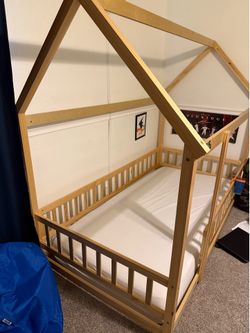 McElhattan Canopy Twin Bed