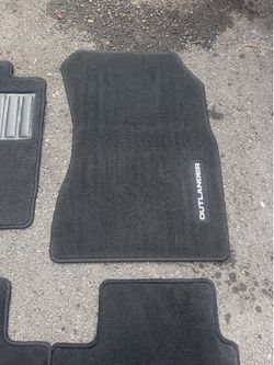 Car mats in good condition mitsubishi  outlander 2022 -2025