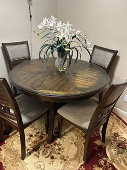 Round Table With 4 Chairs