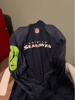 On-Field Vintage Seahawks Pull-Over With Arm Pocket Zip-Up.