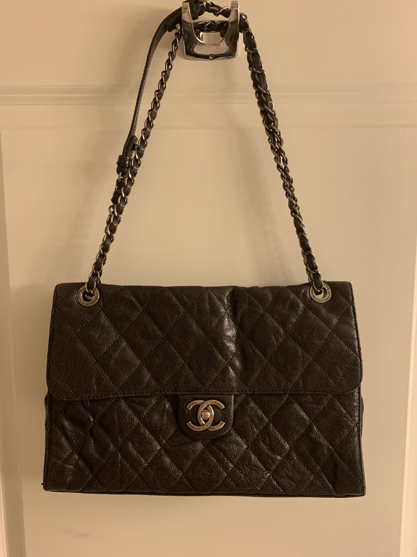 Classic chanel bag Authentic with the card. Excellent shape