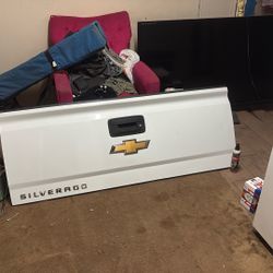2016 Chevy Silverado Rear Tailgate Whit Key 