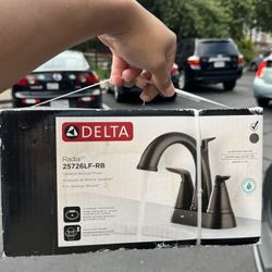 Delta -  Bathroom Faucet in Venetian Bronze