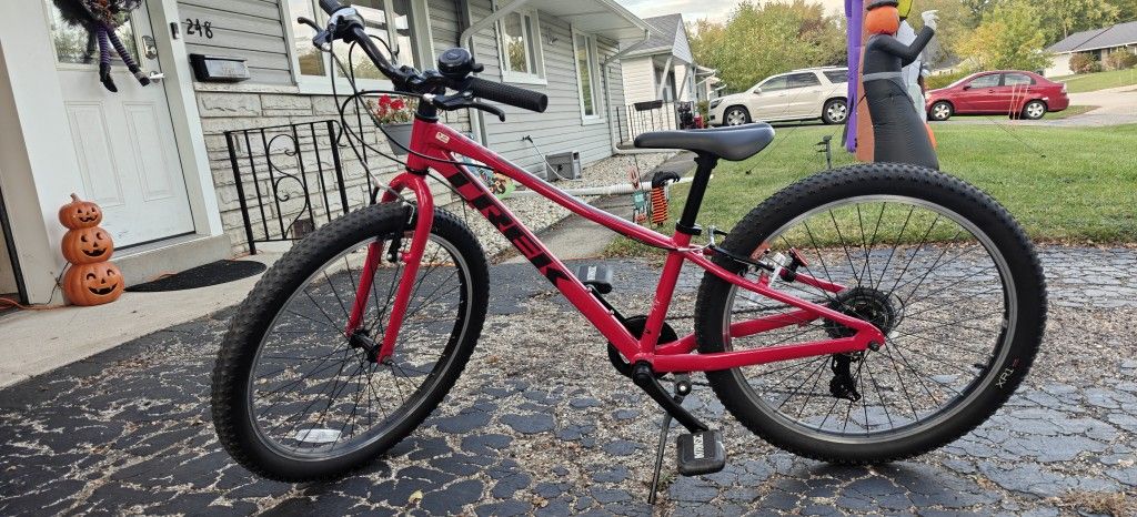 Trek Precaliber 24 8-speed kids bike in perfect condition 24 inches for age 8 and above
