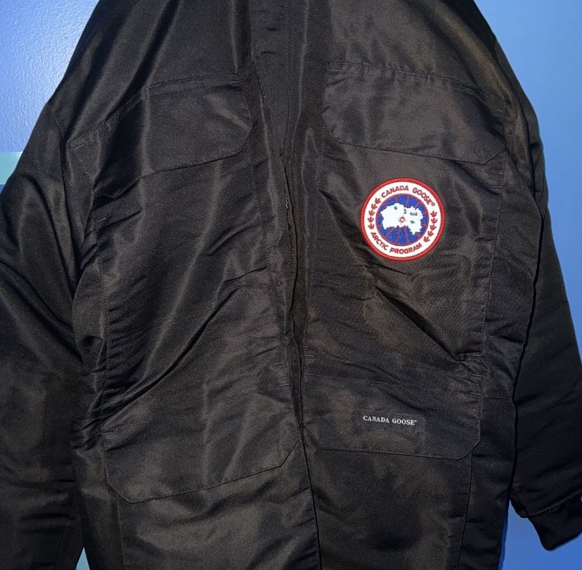 canada goose for sale need it gone quick [ quick shipping (cashapp only) }