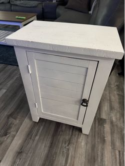 End tables/Night stands