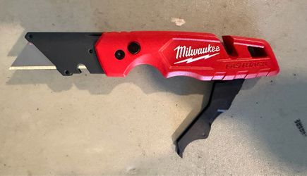 Milwaukee fastback with blade storage and hook