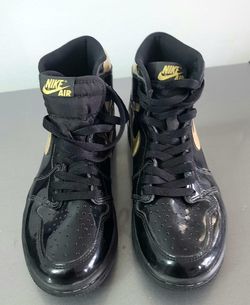Zapatillas Nike Air Jordan 1
Retro High OG negras y
doradas metalizadas