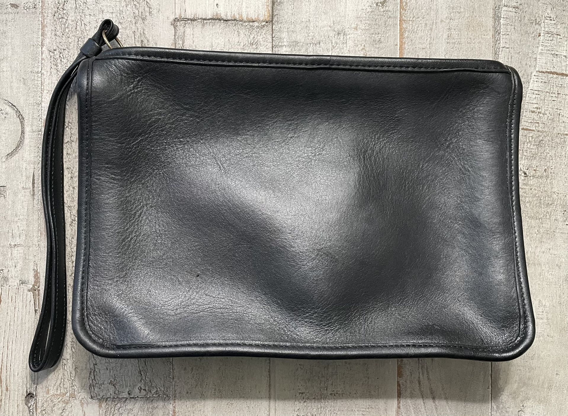 **VINTAGE** AUTHENTIC Coach NO(contact info removed) New York City - Black Wristlet - Gold Zip