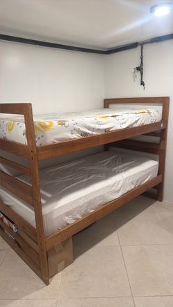Twin bunk beds