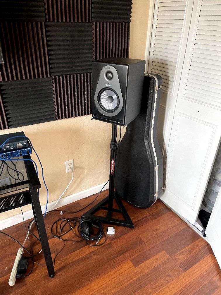 Is studio monitors an subwoofer