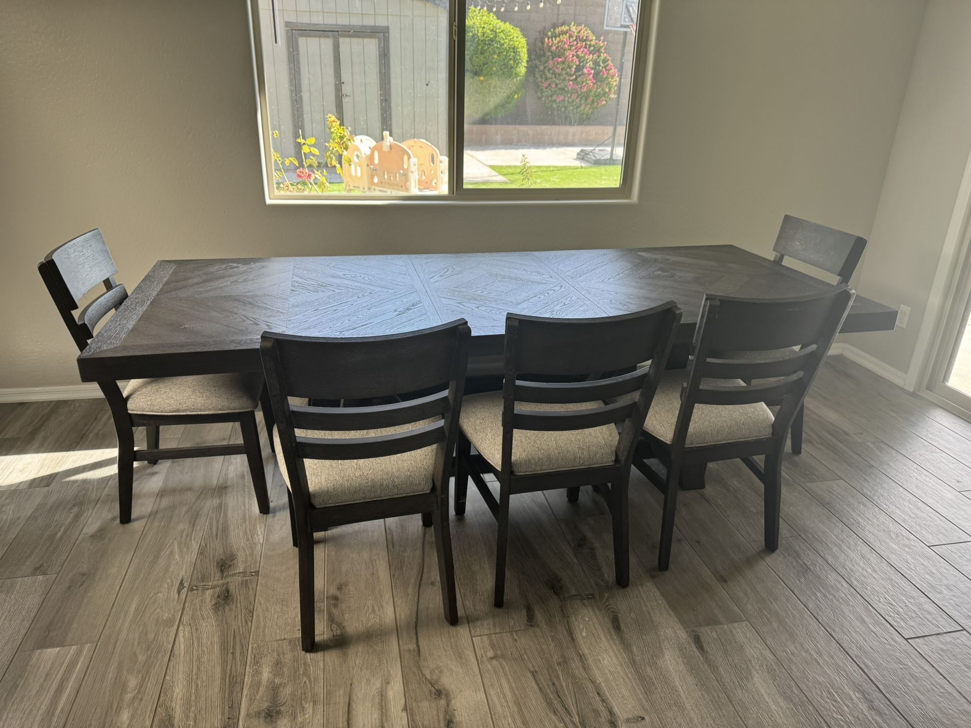 Dining Room Table & Chairs