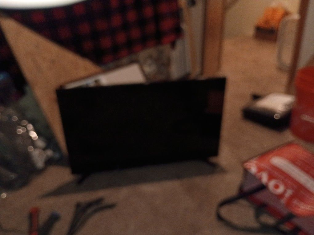 BRAND NEW SAMSUNG 32" SMART T.V. 