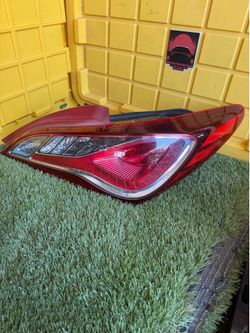 2013 Hyundai Genesis Right/Passenger Side Tail Light part