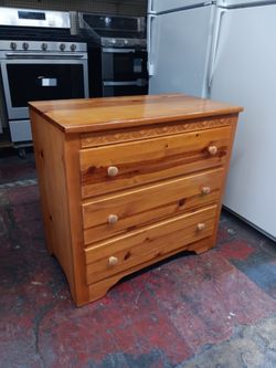 Pine 3-drawer dresser 30.75-inch