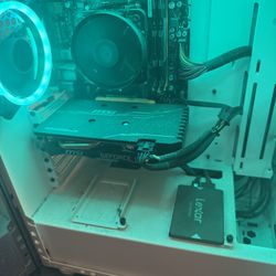 Gaming PC w Keyboard And Snowball Mic