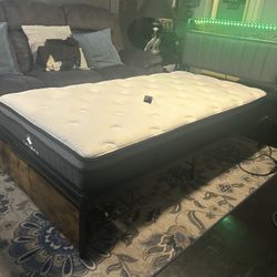 CAMA TWIN SZ DE METAL Y MADERA CON 2 CAJONES LUZ LED Y ENTRADA USB Y COLCHÓN TOP PILLOW USADA COMO NUEVA 