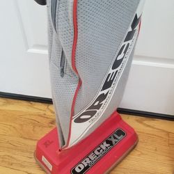 COMMERCIAL ORECK VACUUM  , WORKS EXCELLENT. , IN THE BOX 