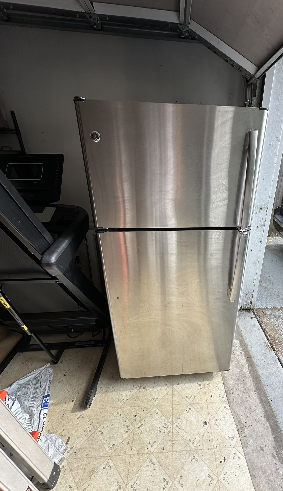GE 21.9 Cu. Ft. Top-Freezer Refrigerator