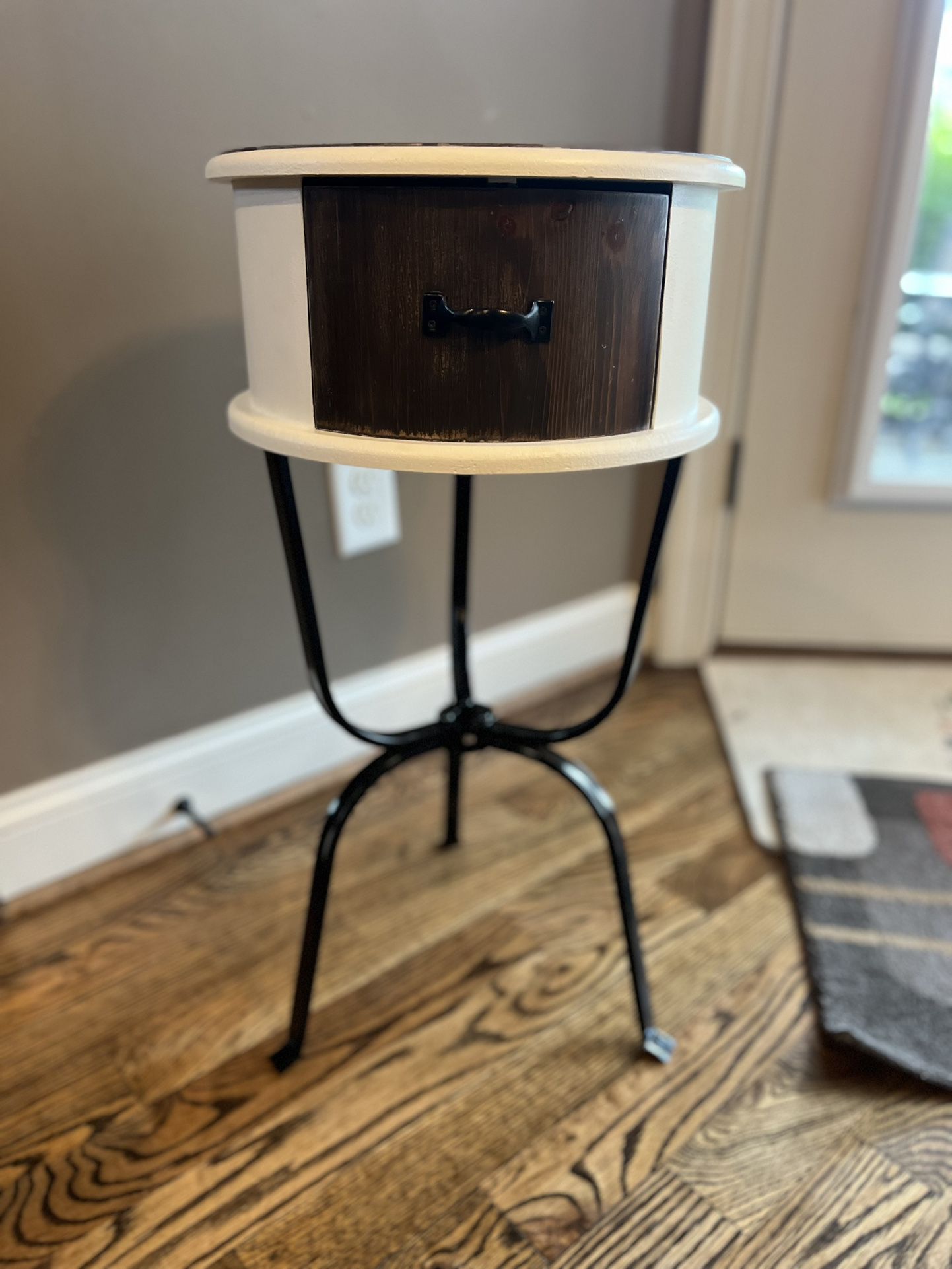 Accent Table / Nightstand / End Table 