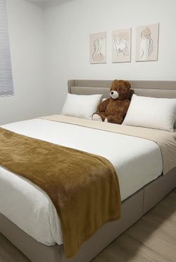 Cama King con almacenamiento + colchón premium – Como nueva