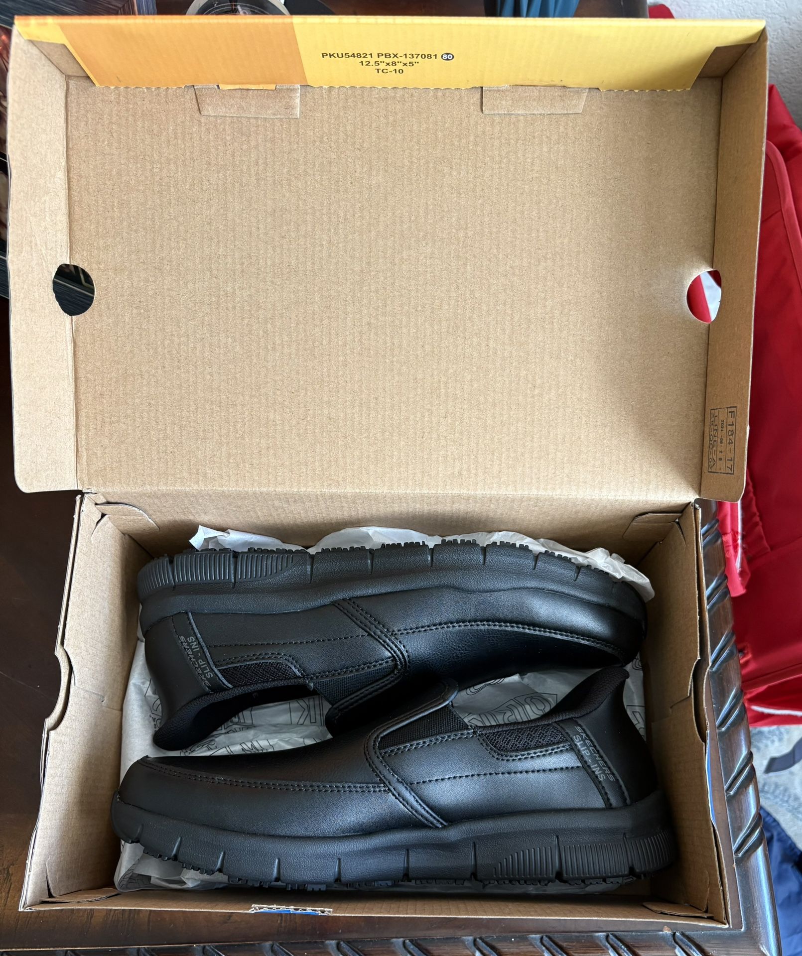 Men’s Size 8.5 Skechers Memory Foam Slip-ins