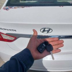 Car Keys And Remotes  / Llaves De Carro Y Controlles 