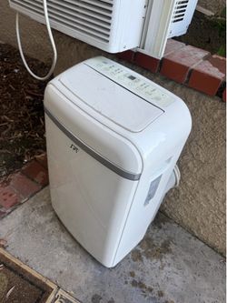 Portable ac unit no attachments, but you can get them at Home Depot