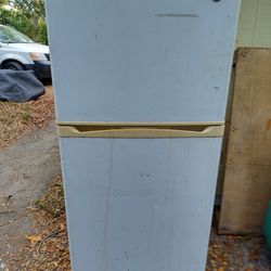 General Electric Middle Size Refrigerator Half Working 