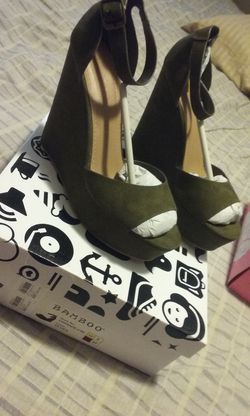 Green wedges (size 7)