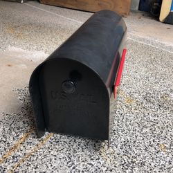 Heavy duty mailbox