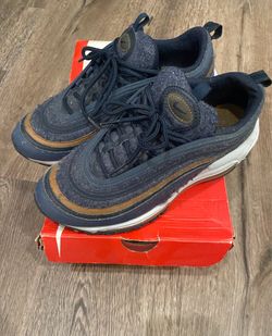 Nike size 6 youth/ women 7