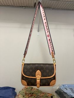 Beautiful convertible handbag .